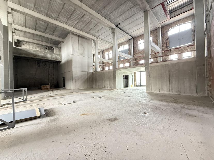 Hangar 1, een neoclassicistisch pakhuis anno 1915, wordt omgetoverd naar veelzijdige multifunctionele ruimtes. Naast het behoud van zijn architectonis