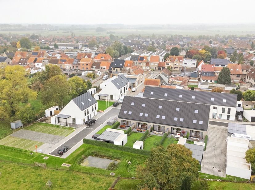Aan de Zuidburgweg in Veurne, vlak bij het historische stadscentrum, worden deze tijdloze nieuwbouwwoningen opgetrokken. Je woont er op wandelafstand