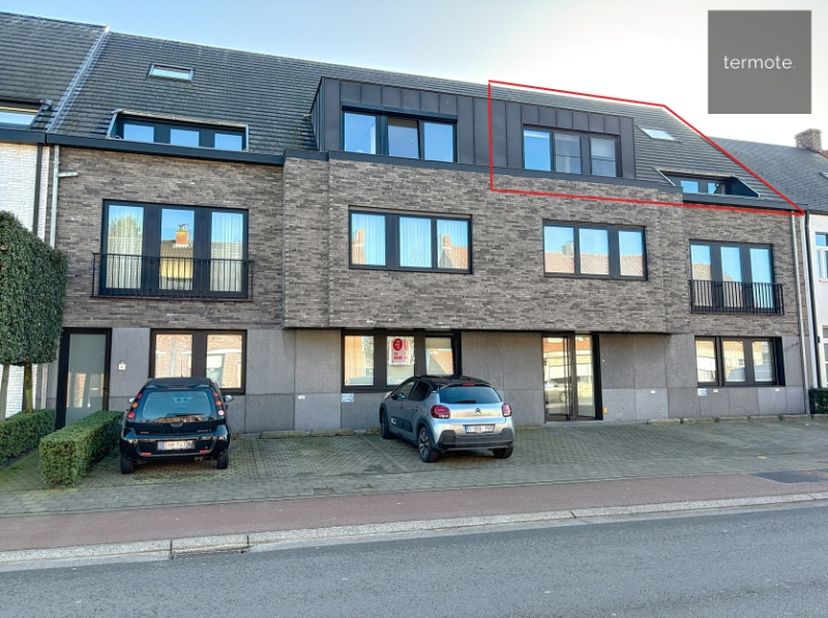 Modern duplex-appartement met 147 m² bewoonbare oppervlakte &amp;amp; garage!<br />
Welkom in Residentie Churchill nabij centrum Waregem, waar we jullie m