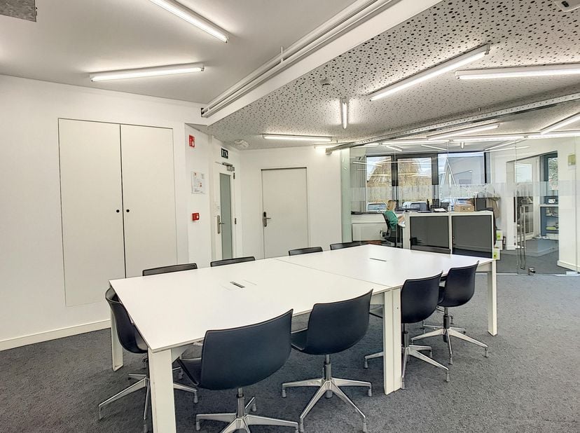 Ingericht, gemeubeld kantoor te huur van ca. 26,98m² op centrale ligging in bedrijvencentrum 3koningen te Torhout.<br />
<br />
Er is veel lichtinval,