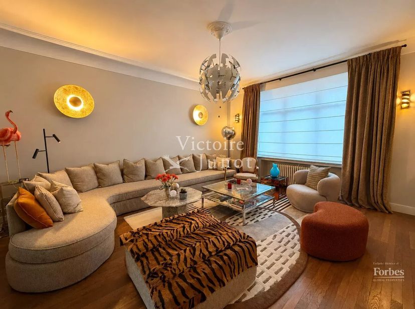Bien présenté par Debora Peruch Tel : 0476/71.28.17 ou debora.peruch@victoire.be<br />
Victoire | Junot vous propose cette magnifique maison de ville
