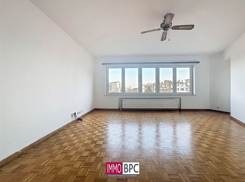 Lichtrijk appartement van ±62 m² met open uitzicht – Sint-Jans-Molenbeek<br />
Ontdek dit aangename appartement van ±62 m², gelegen op de 4de verdiep