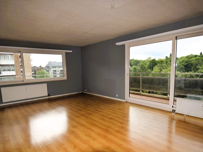 Van Overbekelaan 198, in residentiële en groene omgeving, dichtbij alle faciliteiten : Ruim en lichtrijk appartement van 95 m² met 2 slaapkamers en gr