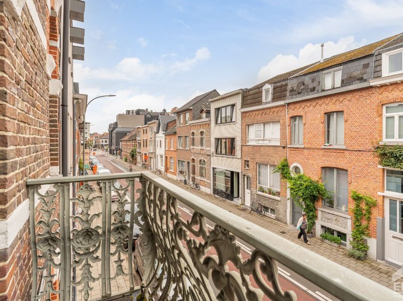 [[ DIT PAND NEEMT DEEL AAN DE ERA OPEN HUIZEN DAG OP 19/9 VAN 9:30 TOT 10:30 ]] Dit unieke herenhuis is gelegen op een absolute toplocatie op wandelaf