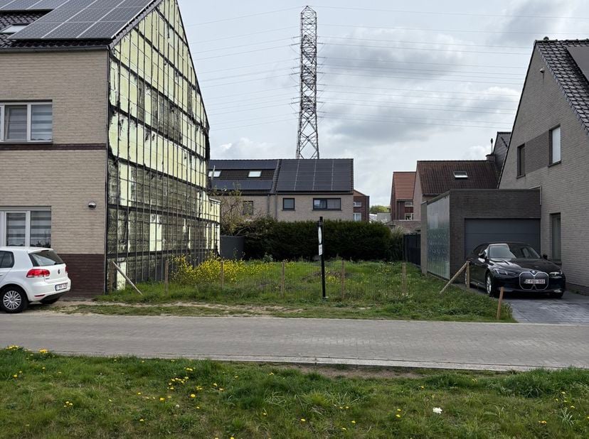 Bent u op zoek naar de ideale locatie om uw droomwoning te realiseren in de omgeving van Gent? Dan is deze bouwgrond gelegen in de Elza Darcielstraat