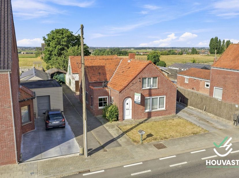Deze woning bevindt zich aan de Klerkenstraat in Houthulst, in open bebouwing en omringd door landelijke vergezichten. Het pand ligt op een perceel va