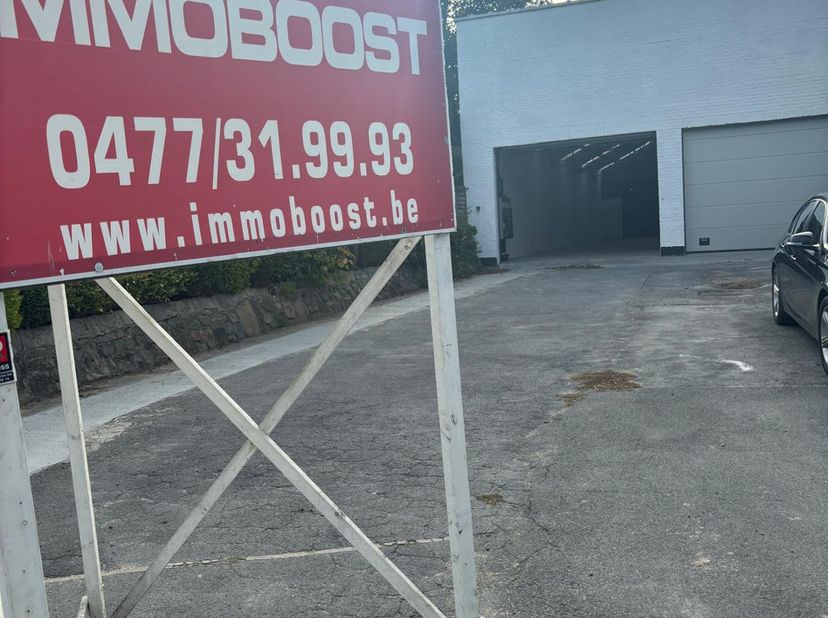 professionele MAGAZIJN - UNIT te HUUR<br />
Vlakbij afrit Lichtervelde.<br />
Hoge sectionaalpoort ASSA ABLOY, water, elektriciteit.<br />
100% veilig