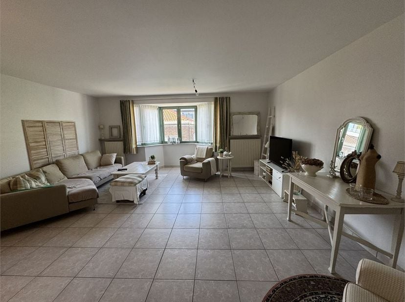 Dit appartement is gelegen op de 2de verdieping in Aalter-centrum en beschikt over 2 zeer ruime slaapkamers.<br />
<br />
De indeling is als volgt:<br