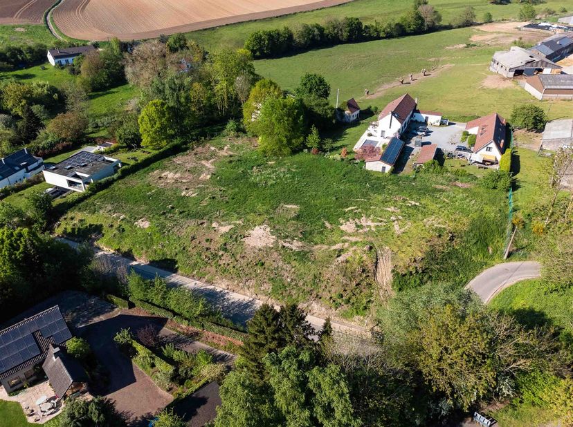 In een rustige, lommerrijke en zeer gewilde omgeving, op slechts een steenworp afstand van alle voorzieningen, zijn nog 3 prachtige bouwkavels beschik