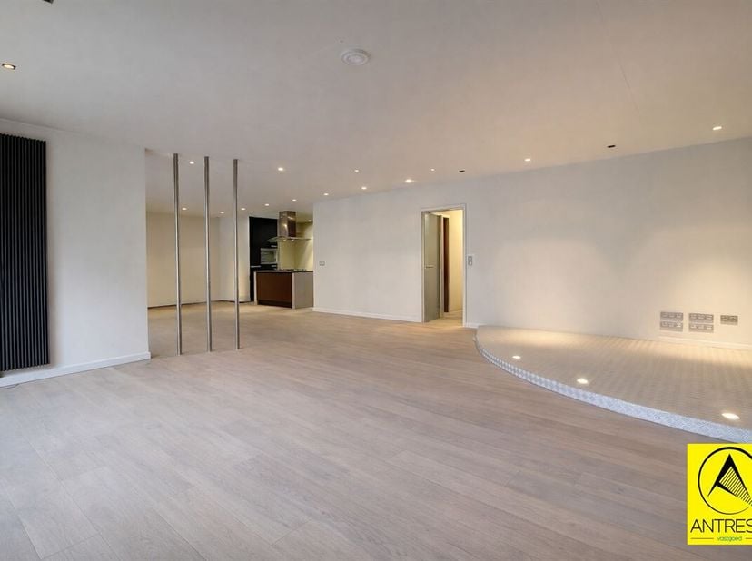 In het centrum van Lint gelegen appartement van 200m², oorspronkelijk 2 appartementen, met mogelijkheid tot aankoop van garageboxen (vraagprijs 35.000