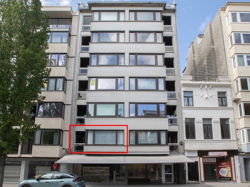 APPARTEMENT AVEC 2 CHAMBRES - <br />
<br />
Appartement au premier étage. Il comprend un hall d'entrée, un séjour lumineux, une cuisine, une salle de