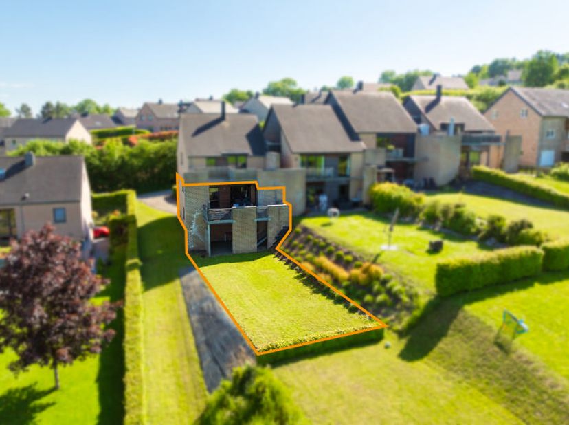 Superbe appartement avec jardin et terrasse offrant une vue dégagée sur campagne (+/- 98m² daprès PEB) 2 chambres et garage idéalement situé au rez-de