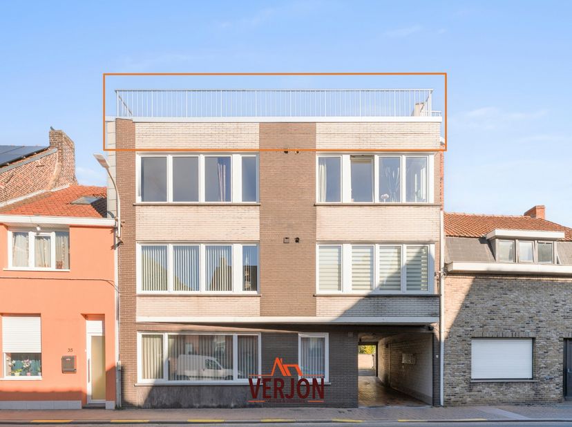 Bij het betreden van dit lichtrijke appartement komt u terecht in de ruime en aangename woonkamer (ca. 32 m²), die naadloos overgaat in een modern ing