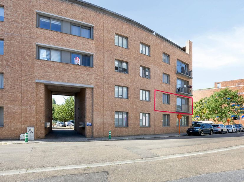 Dit instapklare appartement heeft een erg gunstige ligging, tussen de grote en de kleine ring van Hasselt. Je bevindt je op wandelafstand van het cent