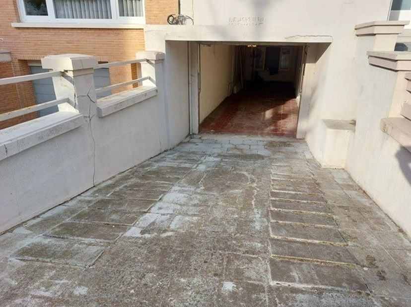 Op korte afstand van het centrum en de zeedijk bevindt zich deze ruime garage met bijhorende bergplaatsen. Voor de box is een extra staanplaats voorzi