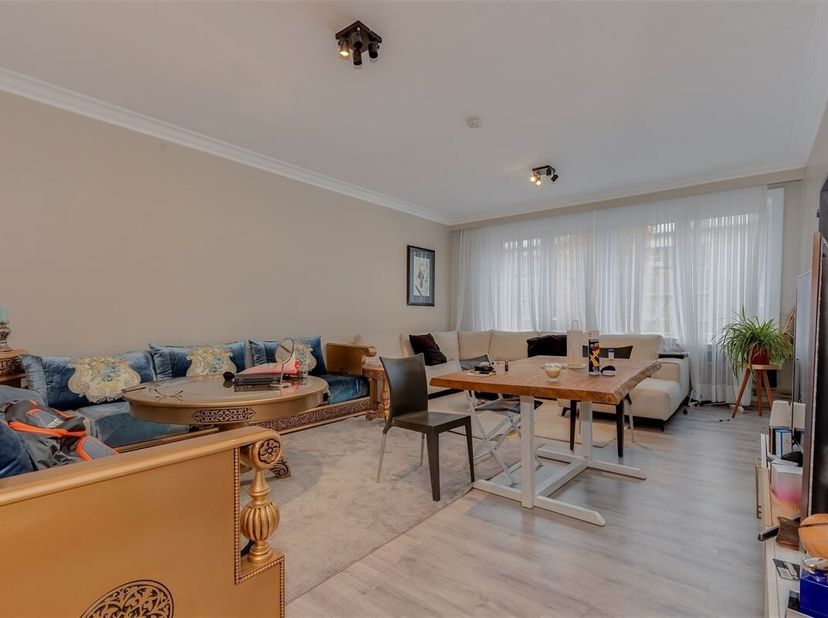 Dit appartement (ca 80m²) met 2 slaapkamers en terras is gelegen aan de aan de Vijf-Aprilwarande vlakbij het centrum van Mortsel en Edegem. <br />
Zee