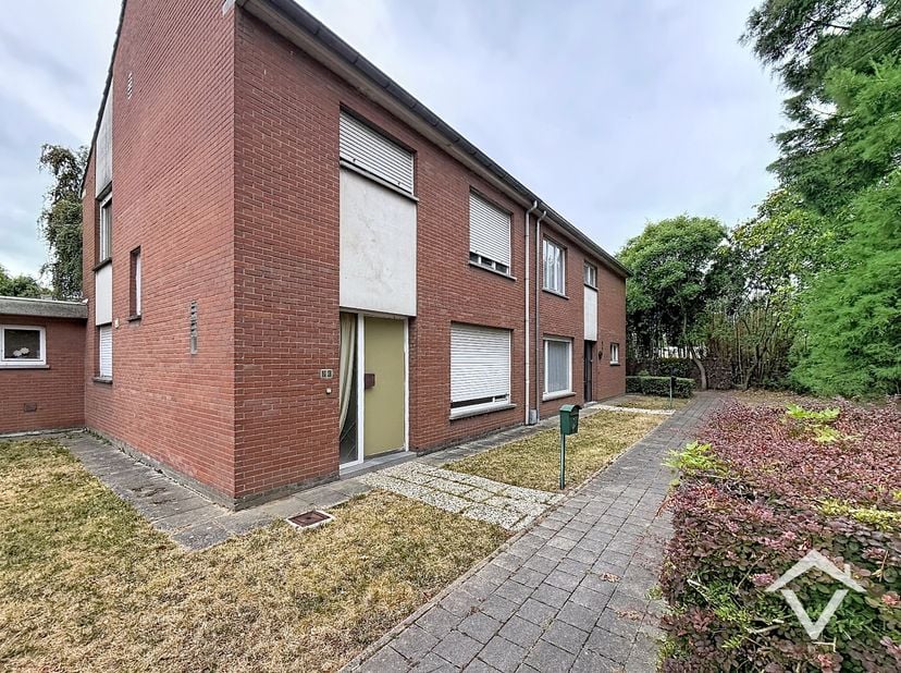 Deze woning is gelegen in het Biezenhof, één rustige woonwijk aan de rand van Roeselare. De wijk Biezenhof is typerend voor zijn vlotte bereikbaarheid