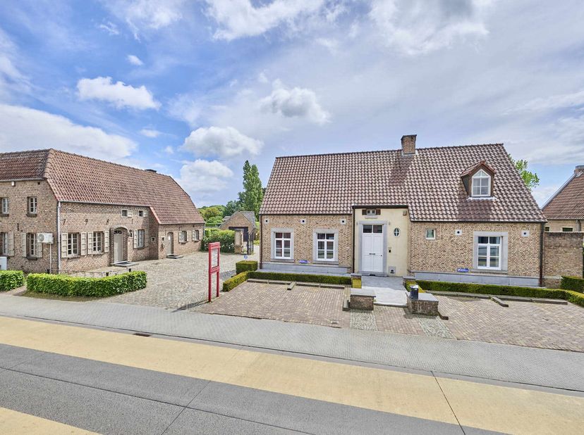 In het centrum van Eksel vinden we deze unieke combinatie van een kwalitatieve woning op 14a57 en een dokterspraktijk op een perceel van 6a49. Beide p