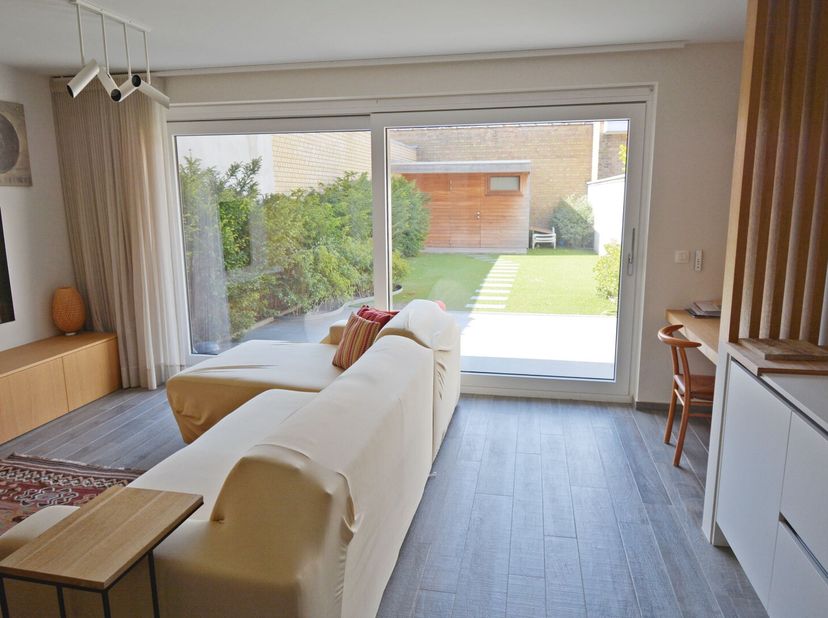 Charmant appartement au rez-de-chaussée dans une nouvelle construction (année de construction 2018) avec beau jardin situé au centre et à distance de