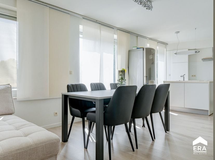 Dit gerenoveerd appartement met 1 slaapkamer, tuintje en ruime garage, is gelegen binnen de grote ring van Hasselt. Voor meer informatie ga naar: http