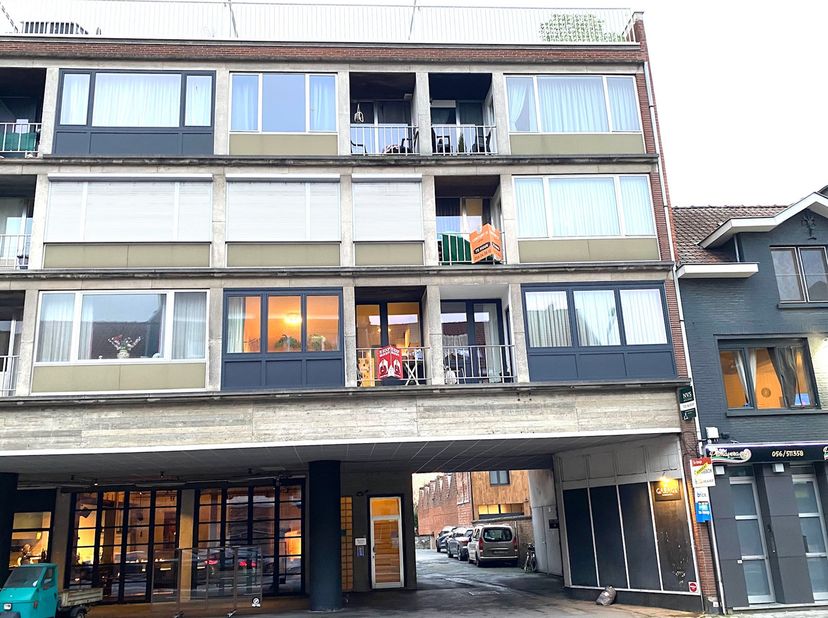 Deze studio bevindt zich op de 2e verdieping en is centraal gelegen op wandelafstand van openbaar vervoer, winkels, scholen, horeca, sportfaciliteiten