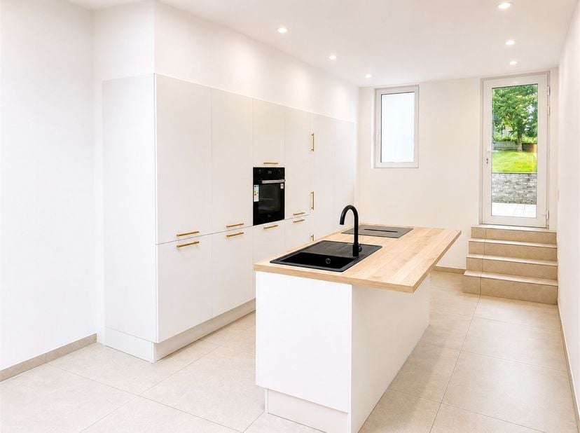 Prix: Offre à partir de 195.000 euros, frais d'agence non inclus et à charge de l'acquéreur. <br />
<br />
Super maison habitable directement et com