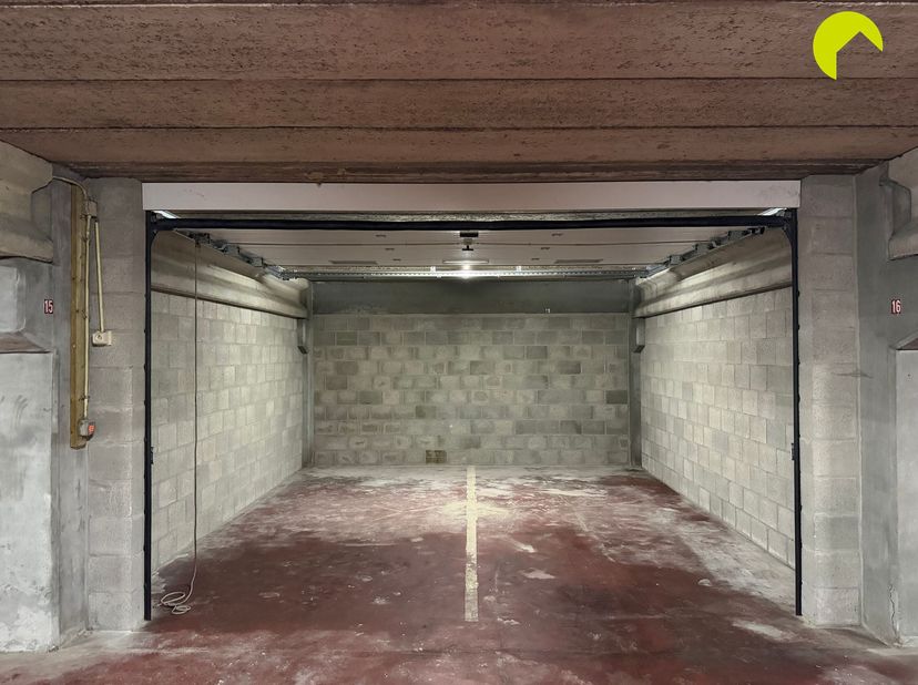 In optie! Vlakbij het centrum van Mortsel , tegenover het nieuwbouwproject Stadsterras, bieden wij u deze zeer ruime garagebox/opslagruimte aan op ver