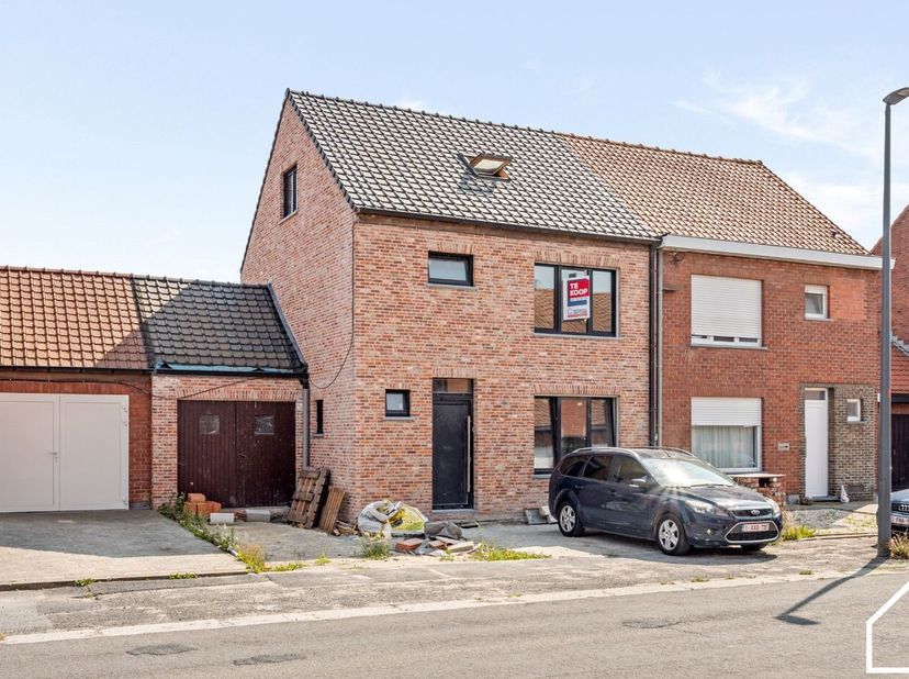 Deze woning heeft nog een beetje liefde nodig om er een pareltje van te maken.<br />
<br />
ONTDEK DE VASTGOEDVIDEO VIA DEZE LINK; https://youtube.com