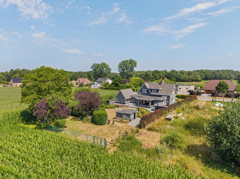 Deze charmante en goed onderhouden woning is gelegen langs de verbindingsweg tussen Mol en Meerhout, op een prachtig perceel van ca. 2.407 m². Dankzij