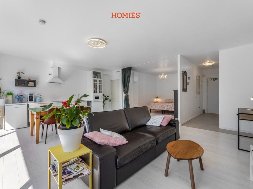 Zeer ruime, bemeubelde studio van 61m² (cfr.EPC) op een absolute toplocatie in het centrum van Leuven, op wandelafstand van de Vismarkt, tal van winke