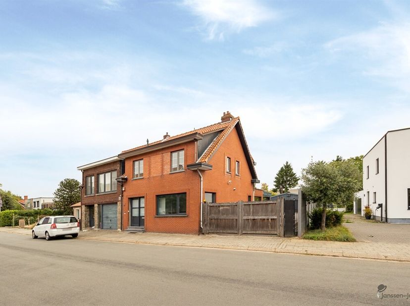 Bâtiment mitoyen rénové avec entrepôt agréé - idéal pour indépendant - Wommelgem<br />
Ce bâtiment mitoyen entièrement rénové avec entrepôt agréé de 2