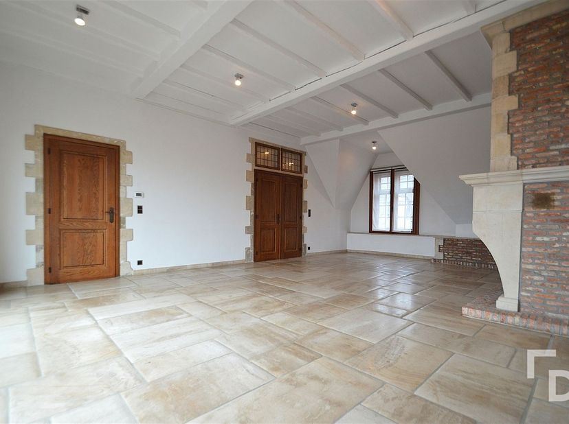 In het centrum van Ieper vinden we in de Rijselstraat dit zeer ruime appartement van maar liefst 141m².<br />
Het appartement beschikt over een authe