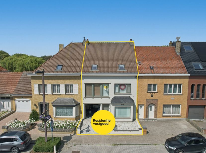 Ruime en instapklare rijwoning in het hart van Nieuwpoort op 284 m² met garage en nieuwe oprit!<br />
Deze verrassend ruime woning (274 m²) combineert