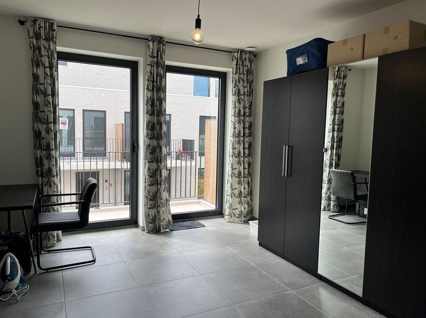 Recent appartement met twee slaapkamers en ruim terras<br />
Ligging: Dit appartement is gunstig gelegen en vlot bereikbaar met goede ontsluiting naar