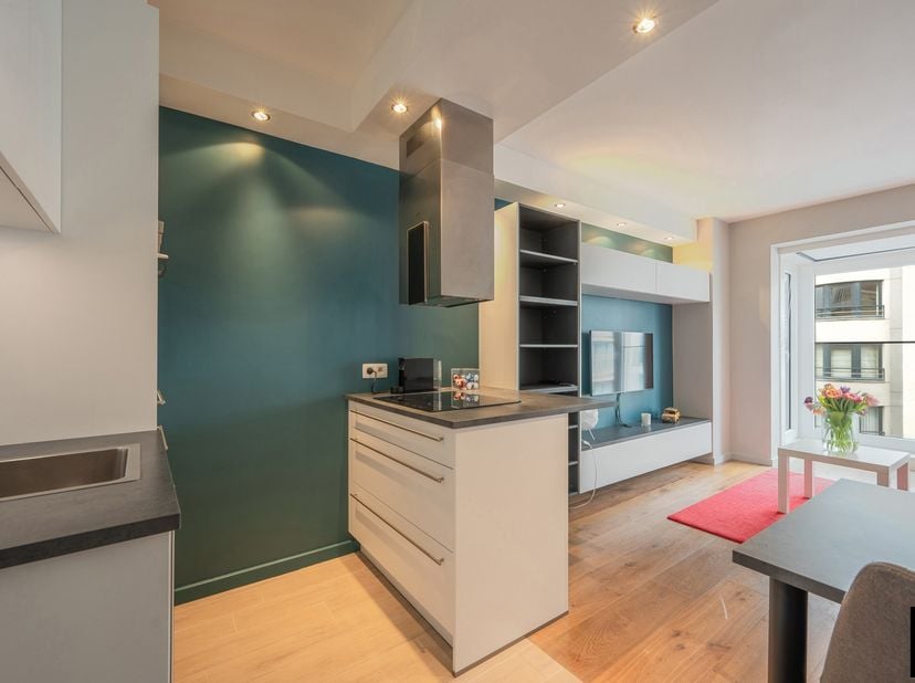 Lichtrijk appartement, ideaal gelegen in de Dumortierlaan, op slechts enkele stappen van de zee en de exclusieve winkelstraten van Knokke.<br />
Indel