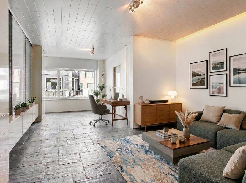 Ruime woning te koop gelegen in de Oostnieuwkerksesteenweg 5 te Roeselare, op een perceel van 337 m² met een bewoonbare oppervlakte van 305 m². De won