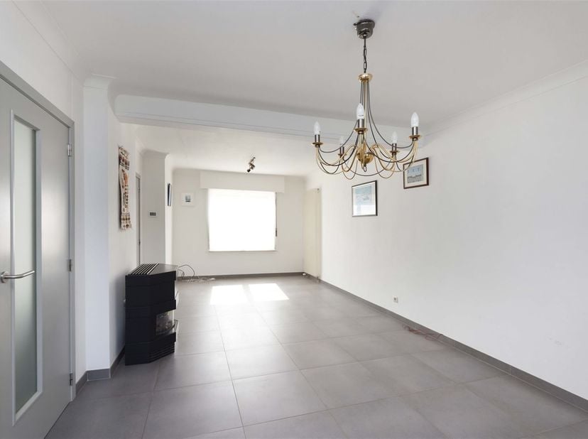 Gezellige instapklare gezinswoning met 3 slaapkamers en zonovergoten tuin - Toplocatie <br />
<br />
Omgeving:<br />
+ Gelegen op wandelafstand van