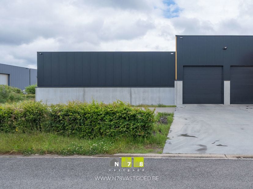 UNIT 2 VAN 427M² TE LANAKEN.<br />
<br />
Op deze site aan Europark zijn 4 ruime bedrijfsunits ontwikkeld. Er is bewust gekozen voor grotere bedrijfsu