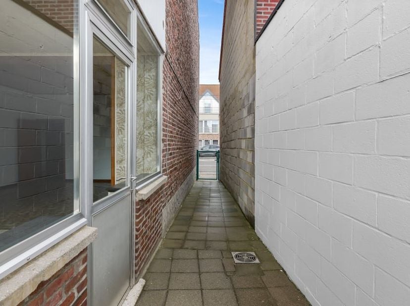 Op zoek naar een ruime woning die je volledig naar eigen smaak kunt inrichten? Deze gesloten bebouwing, gelegen aan de Steenweg 192-194 in Heers, bied