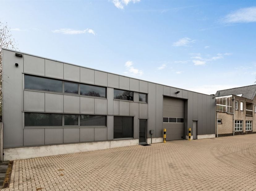 Te koop: veelzijdig eigendom met woonst, handelsruimte en magazijnen op een rustige locatie in Hanegoor te Bouwel.<br />
De woning (momenteel verhuurd