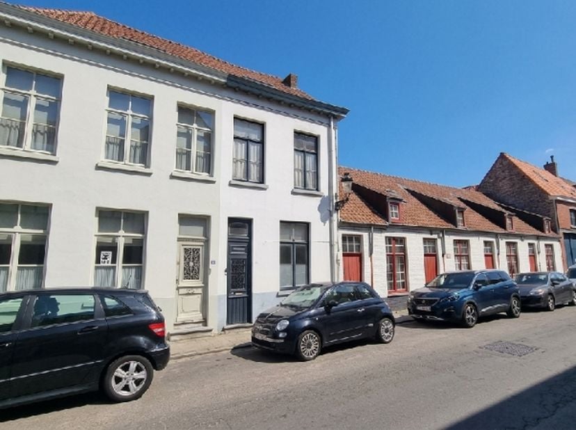 Comfortabele 4-slaapkamerwoning met ruim en zonnig TERRAS op een uitstekende ligging in het centrum van Brugge, vlakbij de Gentpoortvest, Jakobinessen