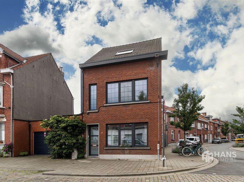 Maison rénovée (160 m²) avec 3 chambres et un espace extérieur (23 m²) à Ekeren<br />
Cette maison mitoyenne bénéficie d'un emplacement calme dans un
