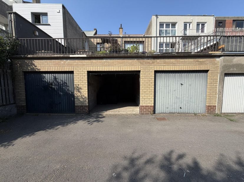 Ce garage spacieux est facilement accessible par une large entrée donnant sur la rue. Avec ses 2,8 mètres de largeur, il est également idéal pour gare