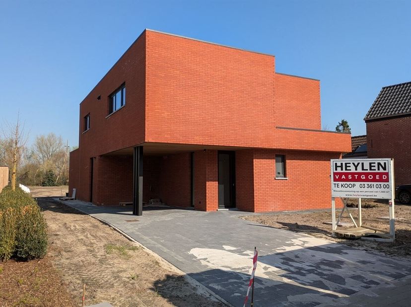 Zeer ruime, uiterst energiezuinige, moderne nieuwbouwvilla, uitgerust met 4 slaapkamers, op een groot perceel van 1.384m²!<br />
Dankzij de warmtepomp