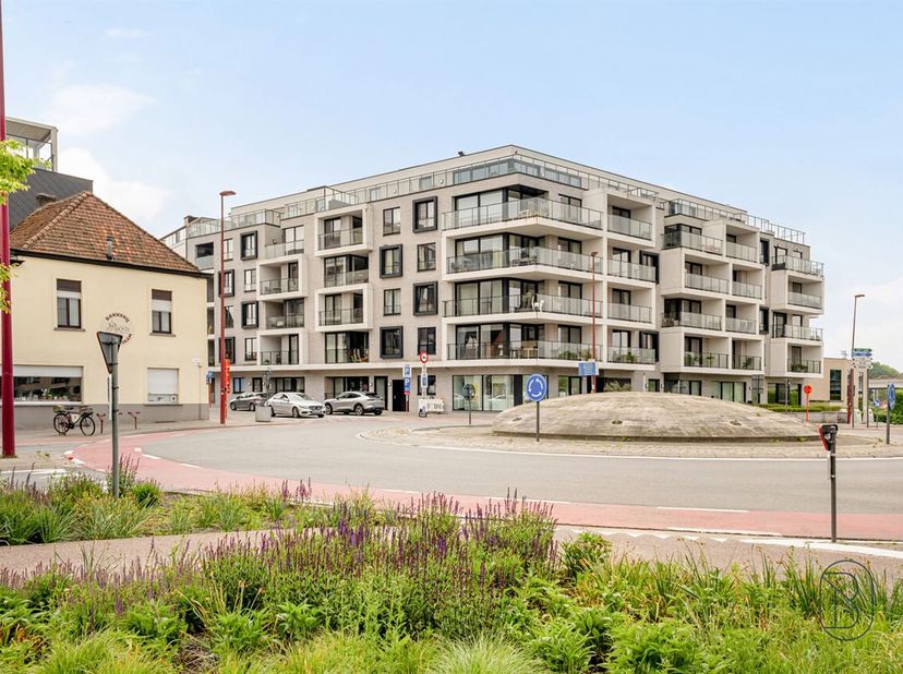 Recente mooi afgewerkte penthouse, op de Markt van Deinze. 2 grote terrassen (voor- en achterzijde).<br />
Indeling: bestaande uit inkom, toilet, lich