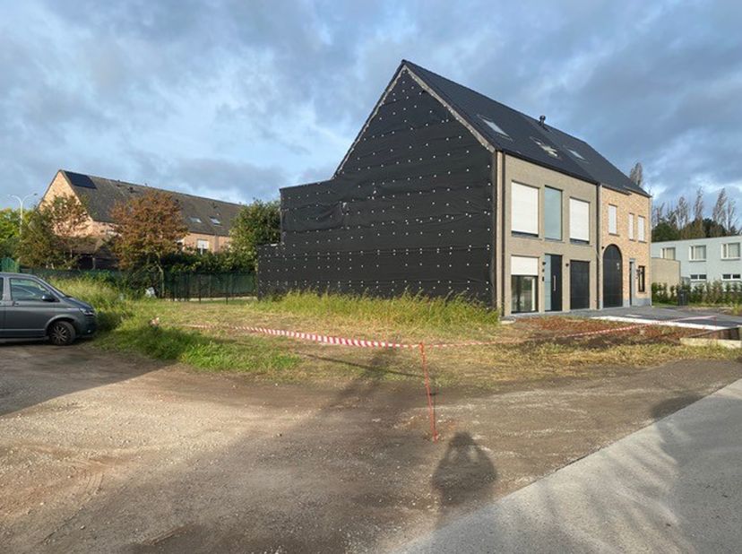 Ligging: Deze zuidwest georiënteerde bouwgrond bevindt zich nabij centrum Lier met alle faciliteiten ( winkels, openbaar vervoer, sportcentra, ..) in