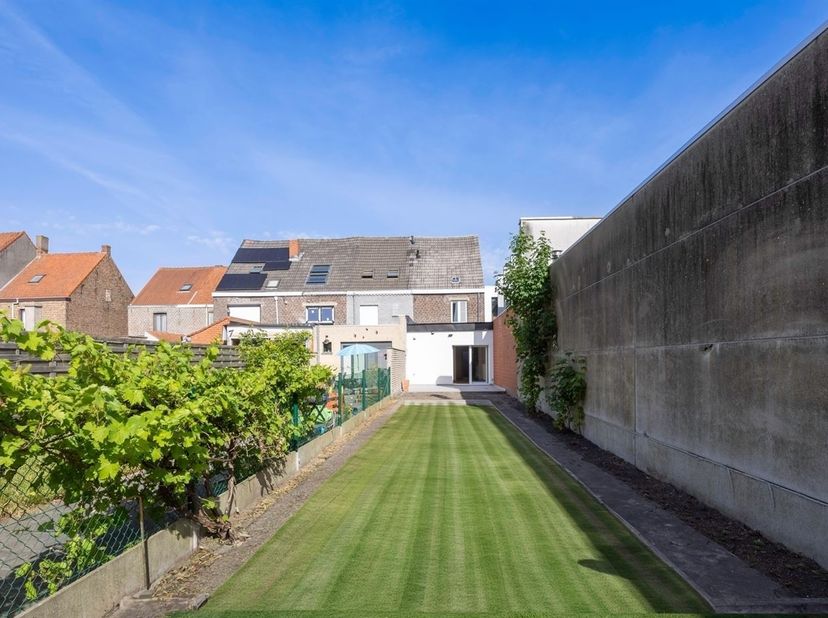 Gloednieuwe gerenoveerde rijwoning zoekt eerste correcte bewoners !<br />
Het pand werd volledig gestript van kop tot teen met uiterst kwalitatieve m