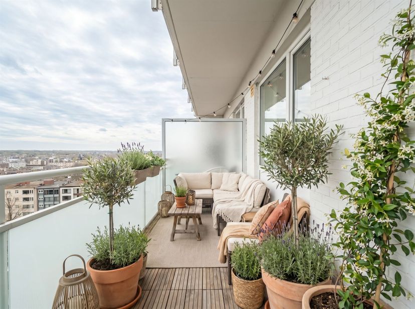 Op een gunstige ligging aan het Rucaplein in Wilrijk bevindt zich dit instapklare appartement. Het appartement combineert comfort met mogelijkheden om
