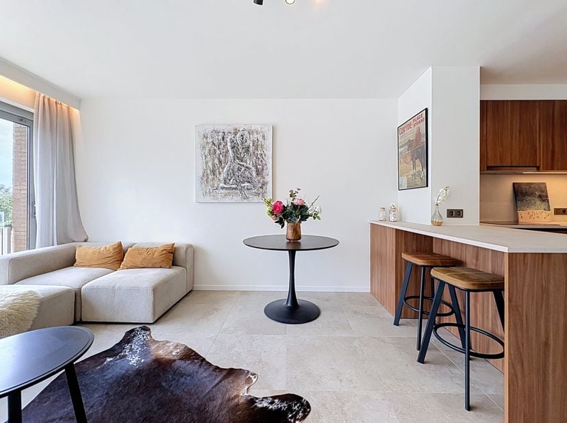 Dit appartement werd volledig gerenoveerd en ligt vlak bij het strand en de duinen.&amp;nbsp; Indeling: inkomhal met toilet, volledig ingerichte keuken, e