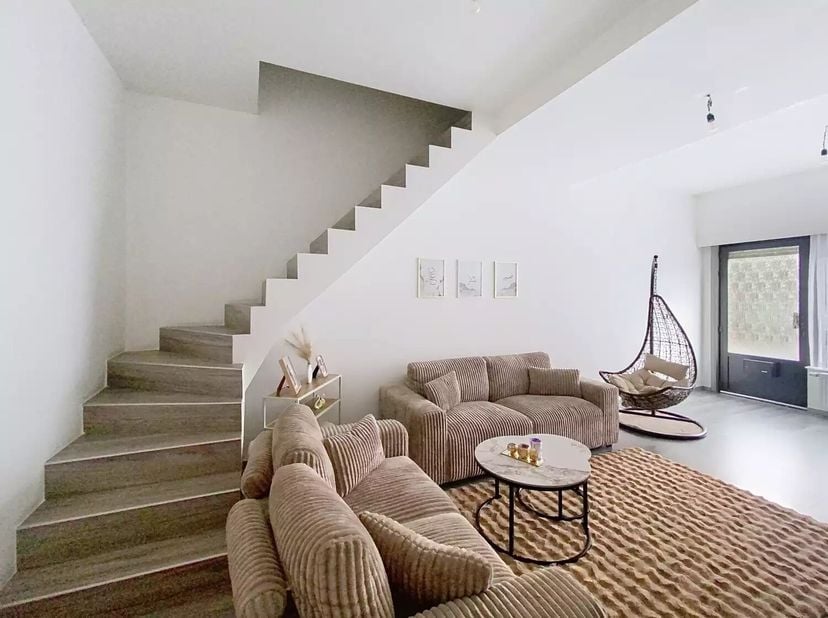 Deze gerenoveerde woning biedt 100m² bewoonbare oppervlakte en bevindt zich nabij het centrum van Steenokkerzeel. Het beschikt over een ruime woonkame
